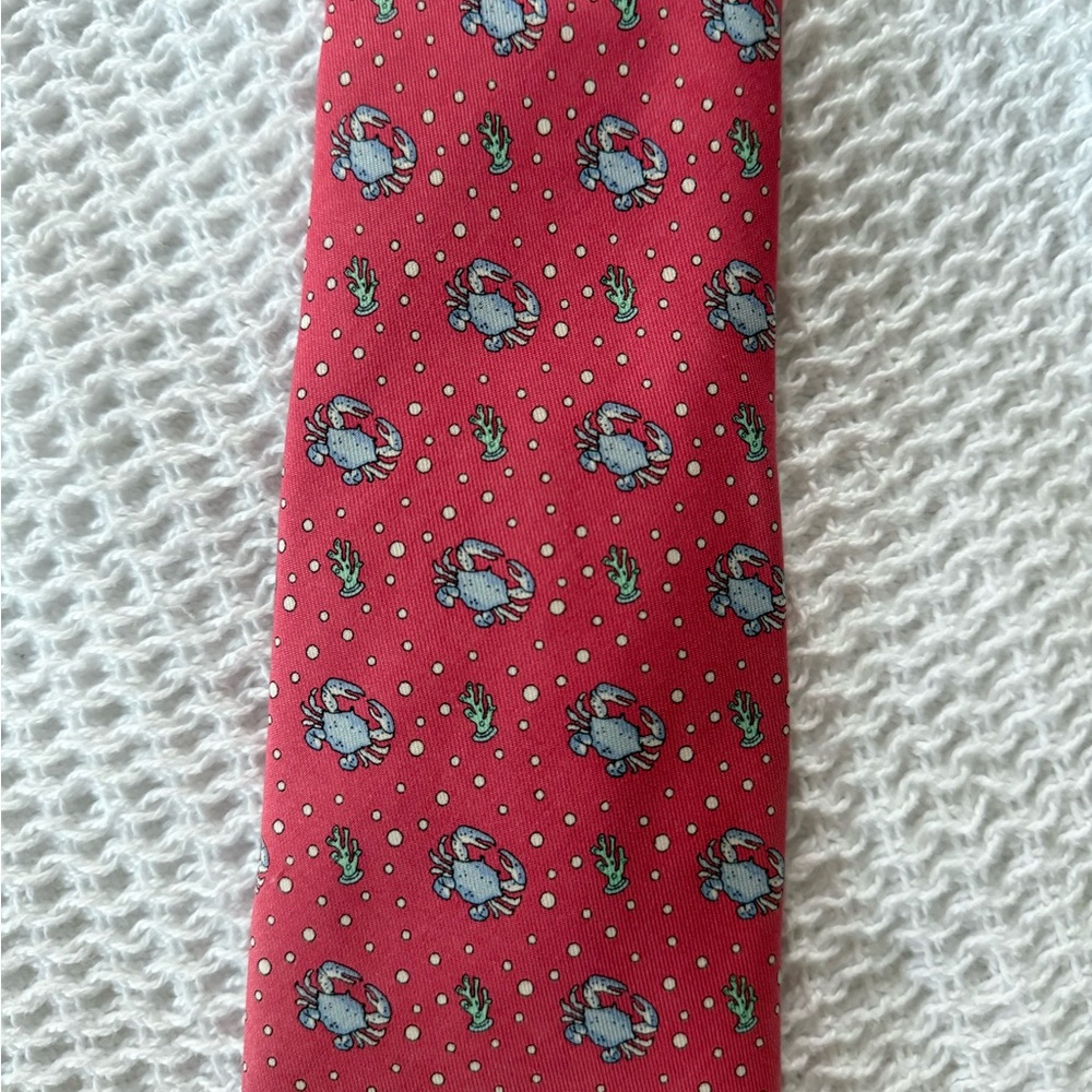 Vineyard Vines pink with blue crab Tie